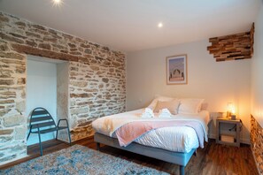 5 bedrooms, iron/ironing board, WiFi, bed sheets - Spacious house 20 min from the sea outdoor space & near GR34 for family (Rosporden)