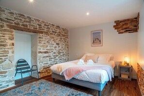 5 bedrooms, travel crib, WiFi