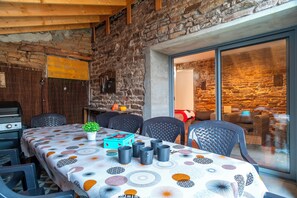 Outdoor dining - Spacious house 20 min from the sea outdoor space & near GR34 for family (Rosporden)