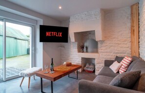 TV, fireplace
