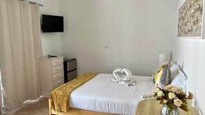 Iron/ironing board, free WiFi, bed sheets - Cozy Tiny Room with WiFi and AC in welcoming Noord (Noord)