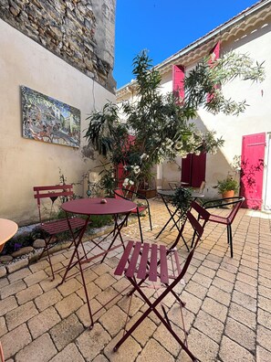 Outdoor dining - Renovated Provencal studio, in the heart of the village of Eyragues, beautiful flower-filled courtyard (Eyragues)