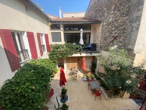 Outdoor dining - Renovated Provencal studio, in the heart of the village of Eyragues, beautiful flower-filled courtyard (Eyragues)