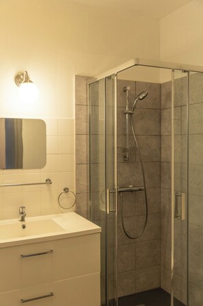 Shower, hair dryer, bidet - Renovated Provencal studio, in the heart of the village of Eyragues, beautiful flower-filled courtyard (Eyragues)