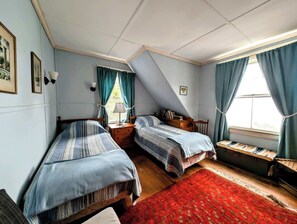 5 Schlafzimmer, Schreibtisch, Bügeleisen/Bügelbrett, WLAN