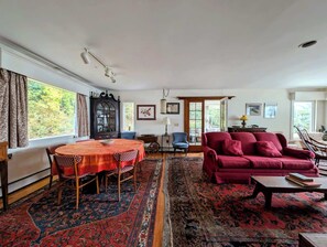 Fernseher, Kamin, Bücher, Arbeitsbereiche