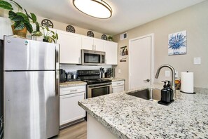 Réfrigérateur, micro-ondes, four, plaque de cuisson