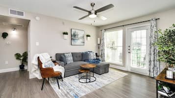 Una televisión, una chimenea