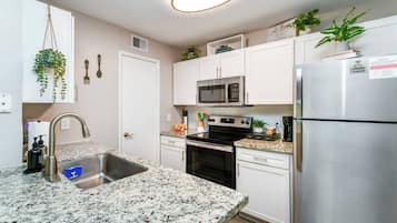 Frigorífico, microondas, horno y placa de cocina