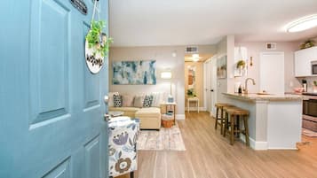 Una televisión, una chimenea