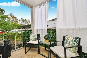 Property grounds - Elegant 2BD King in Master, NRG/TMC, Fireplace! (Houston)