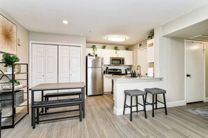 Fridge, microwave, oven, stovetop - Elegant 2BD King in Master, NRG/TMC, Fireplace! (Houston)