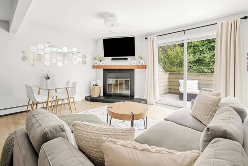 Bright & Modern | King Suite | Creekside Trail