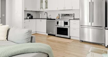 Bright & Modern | King Suite | Creekside Trail