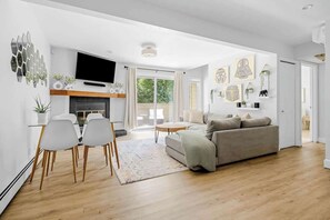 TV - Bright & Modern | King Suite | Creekside Trail (Boulder)