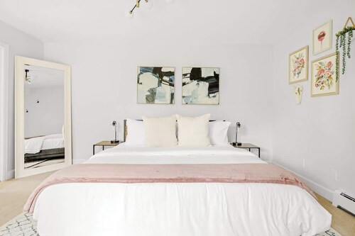 Bright & Modern | King Suite | Creekside Trail