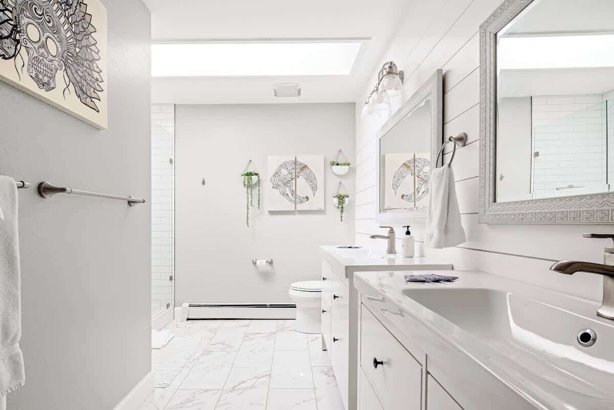 Shower, hair dryer, towels, shampoo