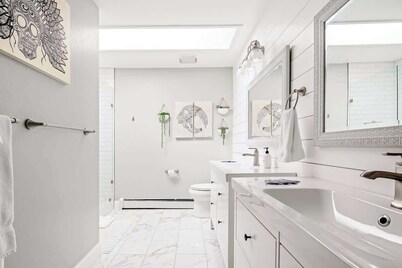Bright & Modern | King Suite | Creekside Trail