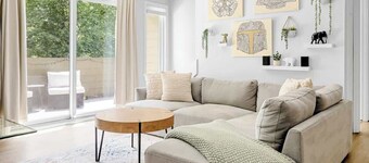 Bright & Modern | King Suite | Creekside Trail