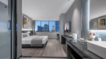 Comfort-Zimmer, Stadtblick | Hochwertige Bettwaren, Daunenbettdecken