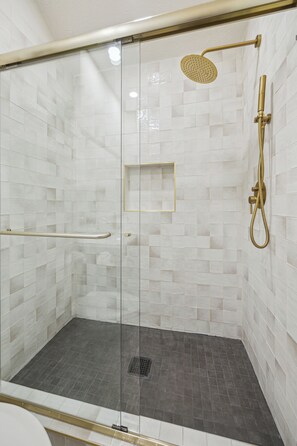 Douche, sèche-cheveux, serviettes fournies, savon