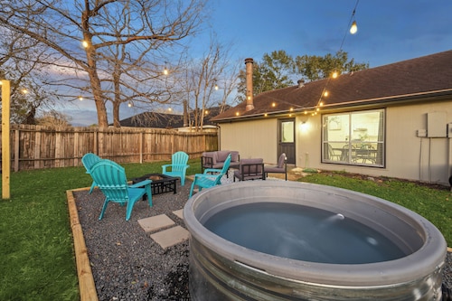 Charming 3-bedroom house in delightful Richmond with WiFi, AC and Cowboy Pool