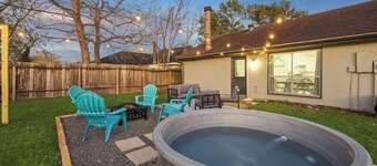 Charming 3-bedroom house in delightful Richmond with WiFi, AC and Cowboy Pool