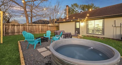 Charming 3-bedroom house in delightful Richmond with WiFi, AC and Cowboy Pool