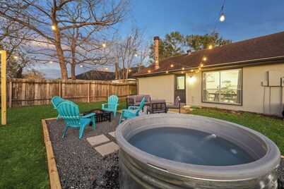 Charming 3-bedroom house in delightful Richmond with WiFi, AC and Cowboy Pool