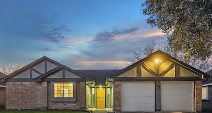 Charming 3-bedroom house in delightful Richmond with WiFi, AC and Cowboy Pool