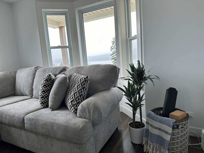 Oceanfront Cottage | Walk to Trail & Boat Tours