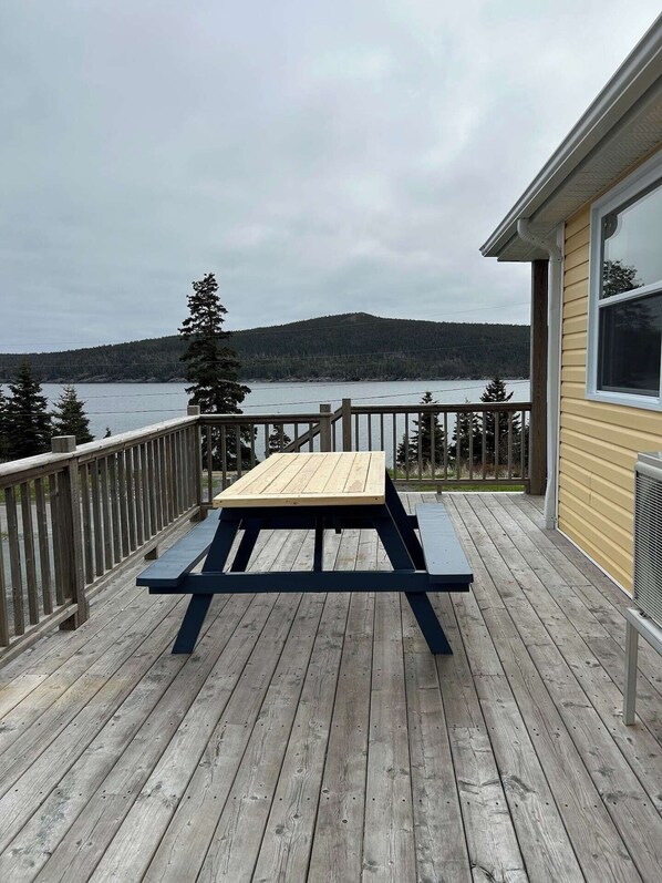 Outdoor dining - Oceanfront Cottage | Walk to Trail & Boat Tours (Bay Bulls)