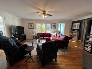 Smart TV, fireplace, offices - Bermuda Waterfront: Ultimate Lakehouse Experience (Holyrood)