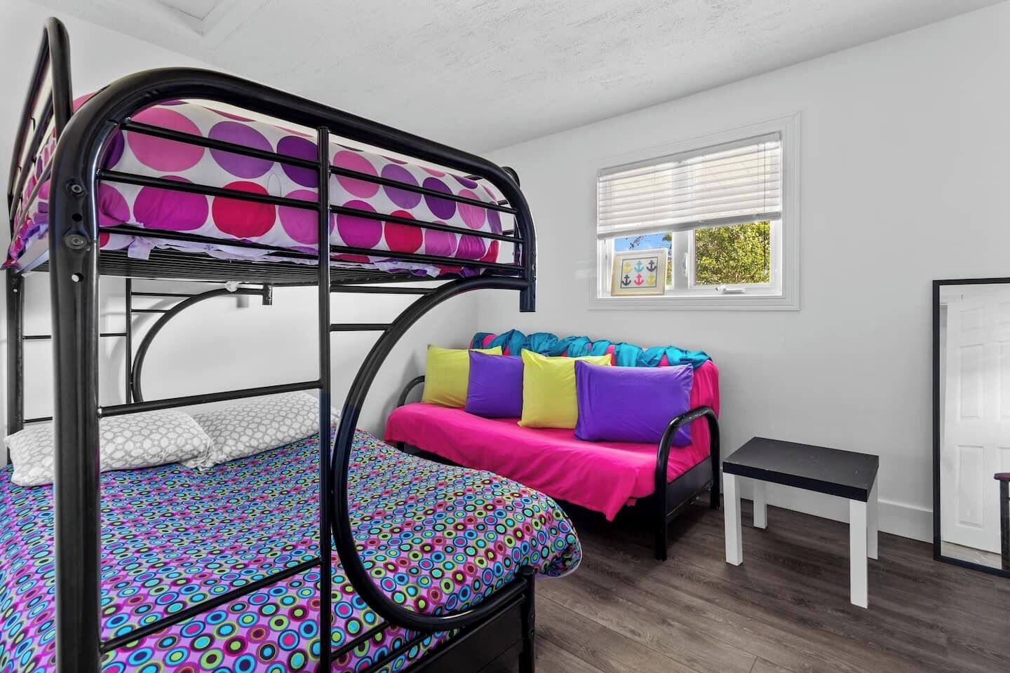 3 makuuhuonetta, silitysrauta/-lauta, ilmainen Wi-Fi, vuodevaatteet