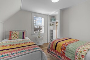 3 slaapkamers, een strijkplank/strijkijzer, gratis wifi, beddengoed