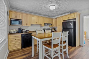 Frigorífic, microones, forn i placa de cuina 