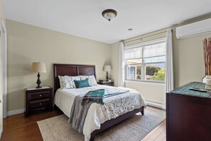 4 bedrooms, iron/ironing board, travel cot, WiFi - Freshwater Joys: Jellybean 4BR Gem In St. John's (St. John's)