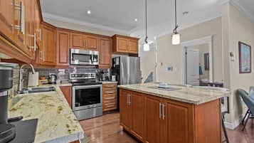 Frigorífico, microondas, horno y placa de cocina