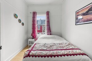 3 chambres, fer et planche à repasser, lit de bébé portatif