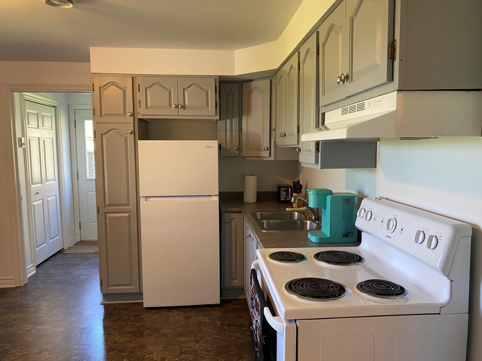 ثلاجة، ميكروويف، فرن، موقد طهي مسطح