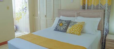 3 bedrooms, iron/ironing board, WiFi, bed sheets