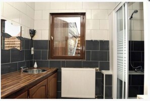 Classic Townhome | Bathroom