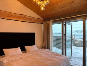 2 bedrooms, iron/ironing board, travel cot, WiFi