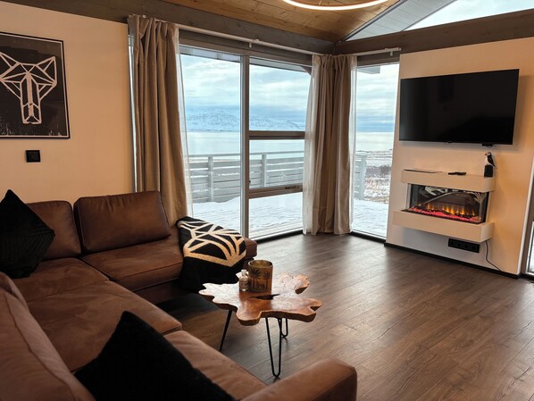 Smart TV, fireplace - Aurora Horizon Retreat (Hvalfjarðarsveit)