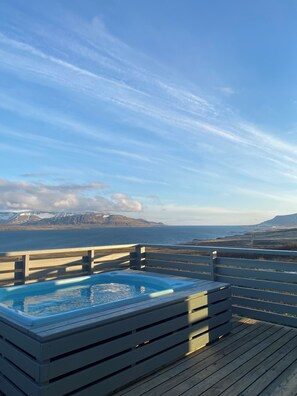 Outdoor spa tub - Aurora Horizon Retreat (Hvalfjarðarsveit)