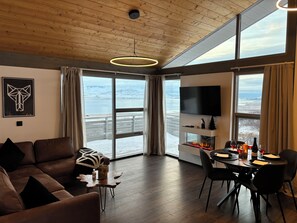 Smart TV, fireplace - Aurora Horizon Retreat (Hvalfjarðarsveit)