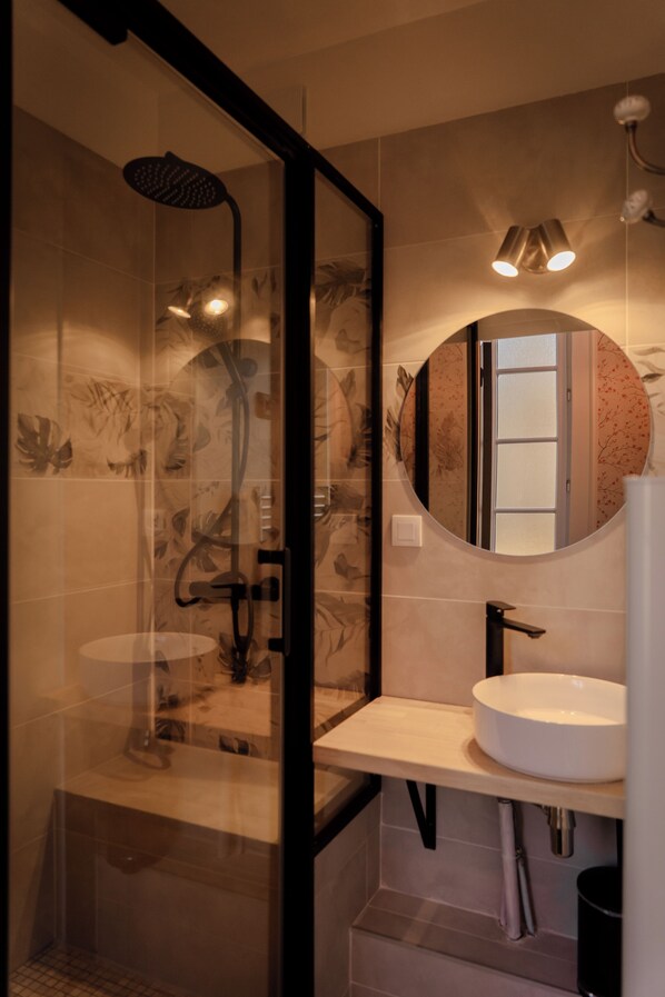 Toallas, jabón, papel de baño 