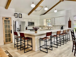 Mikrovågsugn, ugn, spishäll och diskmaskin