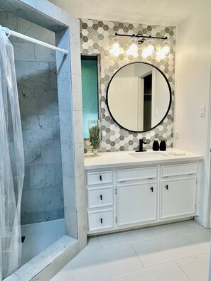 Dusche, Haartrockner, Handtücher, Seife