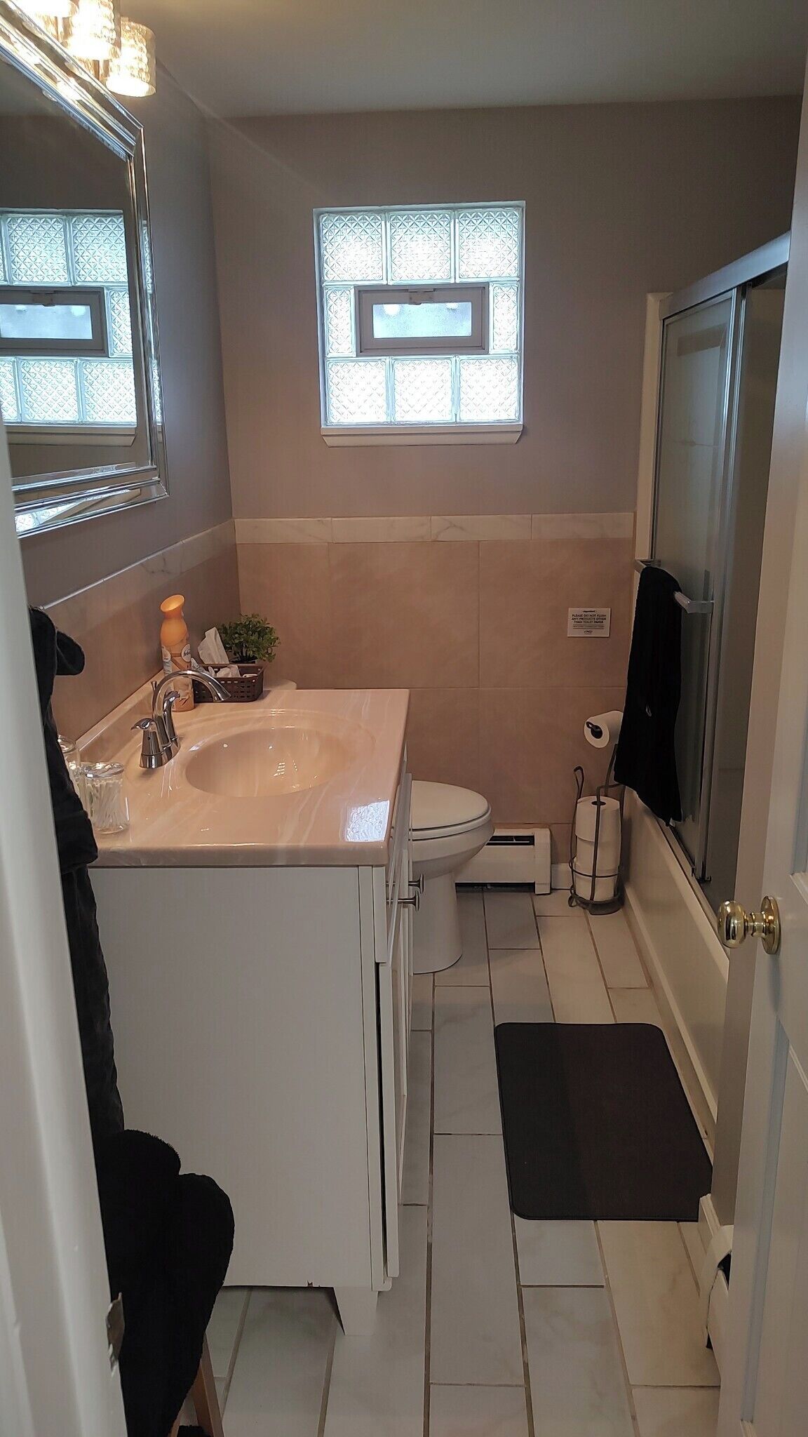 Serviettes fournies, savon, shampoing, papier toilette